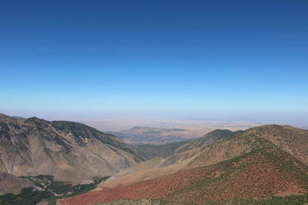 Reliefs de l Atlas sous ciel dégagé