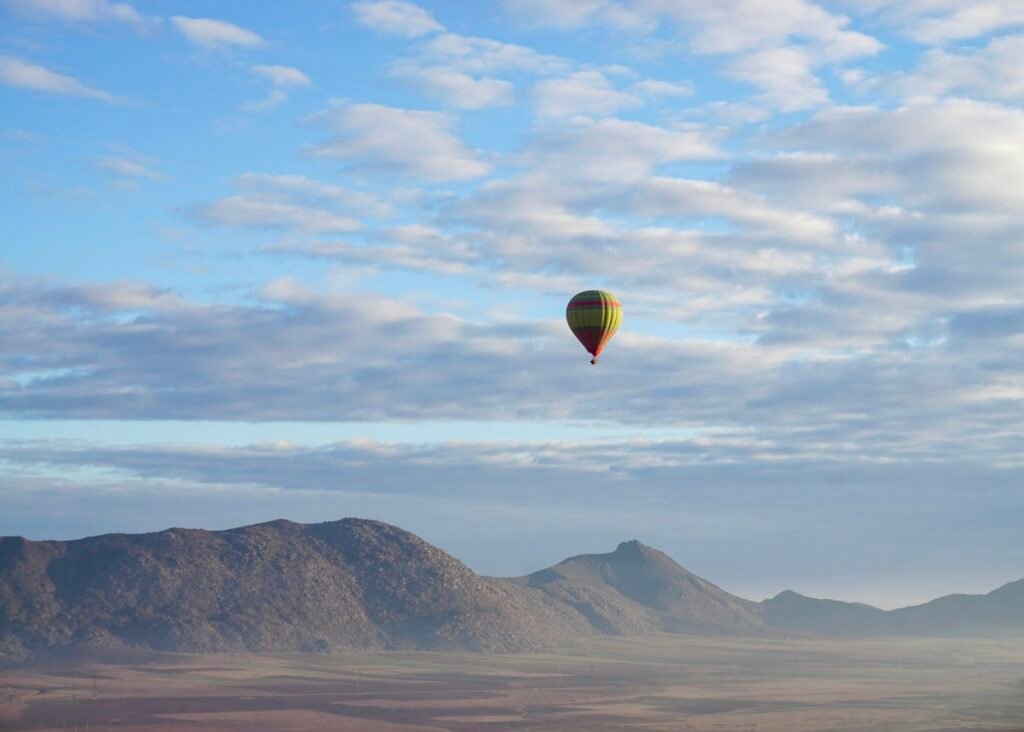 Montgolfière au lever du jour