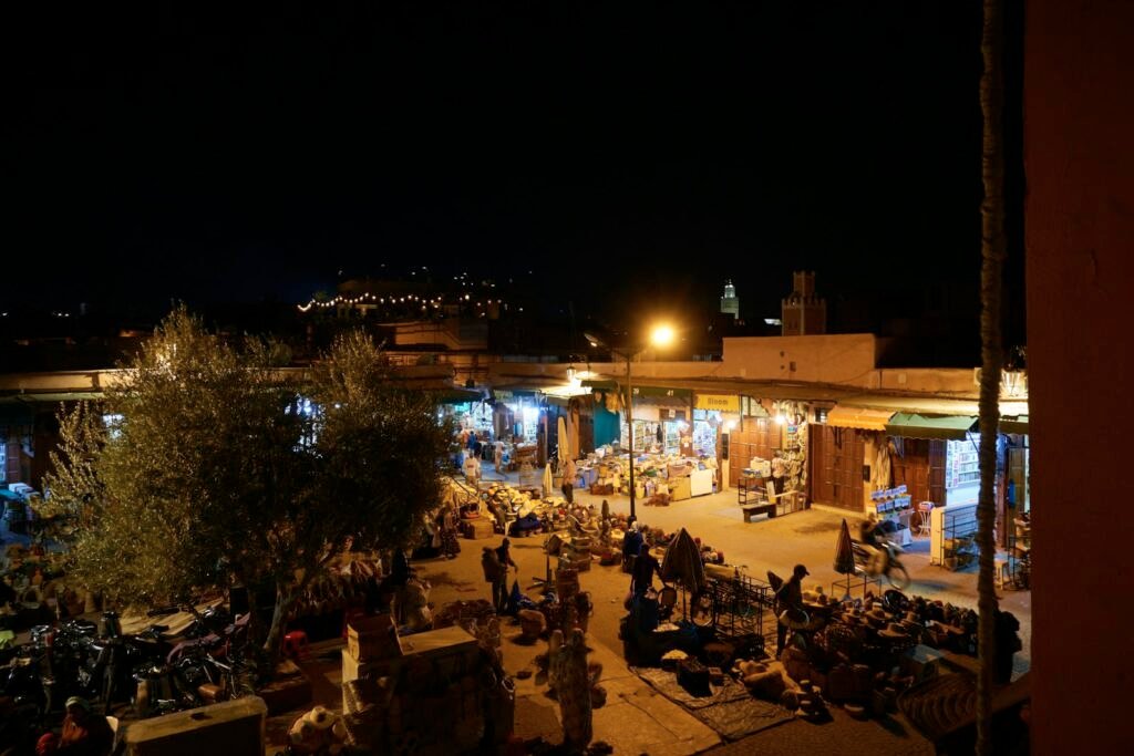 Rue animée le soir à Marrakech