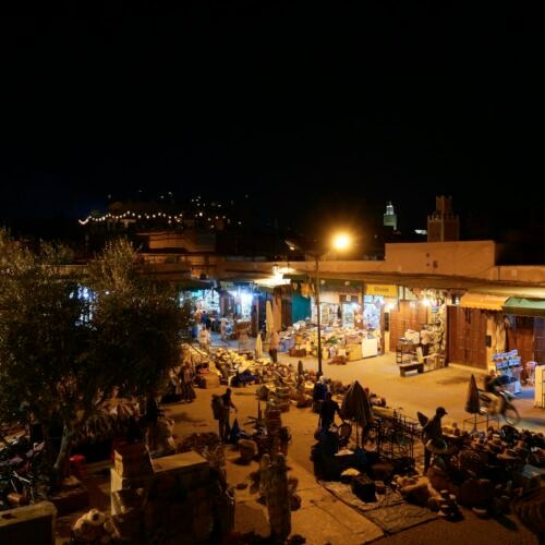 Rue animée le soir à Marrakech